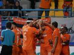 pemain-borneo-fc-merayakan-gol-di-liga-1-20232024.jpg