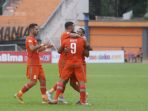pemain-borneo-fc-selebrasi-usai-cetak-gol_20191207_104341.jpg