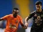 pemain-borneo-fc-terens-puhiri-berduel-dengan-winger-persebaya-surabaya-bruno-moreira.jpg