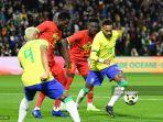 pemain-brasil-neymar-jr-kanan-bersaing-dengan-pemain-ghana-iddrisu-baba.jpg