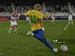pemain-brasil-neymar-melepaskan-sebuah-crossing.jpg