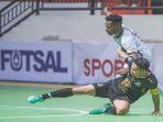 pemain-bts-mengahalau-bola-dari-pemain-black-steel-di-liga-futsal-indonesia.jpg
