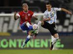 pemain-chile-eduardo-vargas-kiri-dan-pemain-argentina-giovani-lo-celso.jpg