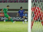 pemain-china-taipei-liu-hsuan-wei-menggiring-bola.jpg