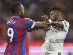 pemain-crystal-palace-jordan-ayew-kiri-mendorong-gelandang-manchester-united-fred.jpg