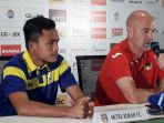 pemain-dan-pelatih-mitra-kukar-wiganda-pradika-dan-rafael-berges_20180407_202616.jpg