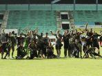 pemain-dan-pelatih-persib-bandung-merayakan-kemenangan-atas-persela-lamongan.jpg