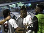 pemain-depan-ac-milan-asal-portugal-rafael-leao-tengah-merayakan-gol.jpg
