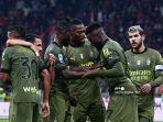 pemain-depan-ac-milan-divock-origi-kedua-dari-kanan-merayakan-dengan-rekan-satu-tim.jpg