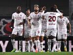 pemain-depan-ac-milan-olivier-giroud-tengah-pemain-depan-ac-milan-asal-portugal-rafael-leao.jpg