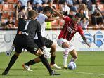 pemain-depan-ac-milan-pietro-pellegri-kanan-menantang-gelandang-spezia-yunani-dimitris-nikolaou.jpg