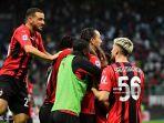 pemain-depan-ac-milan-swedia-zlatan-ibrahimovic-tengah-merayakan-dengan-rekan-setim.jpg