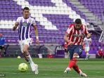 pemain-depan-atletico-madrid-luis-suarez-kanan-mencetak-gol.jpg