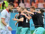 pemain-depan-austria-marko-arnautovic-kiri-merayakan-mencetak-gol-ketiga-timnya.jpg