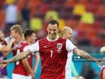 pemain-depan-austria-marko-arnautovic-tengah-merayakan-kemenangan.jpg