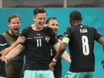 pemain-depan-austria-michael-gregoritsch-tengah-merayakan-dengan-rekan-satu-timnya.jpg