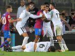 pemain-depan-barcelona-barcelona-memphis-depay-tengah-berdebat-dengan-pemain-granada.jpg