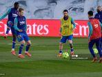 pemain-depan-barcelona-ousmane-dembele-gelandang-barcelona-dari-belanda-frenkie-de-jong.jpg