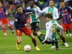 pemain-depan-barcelona-robert-lewandowski-kiri-bersaing-dengan-bek-real-betis.jpg