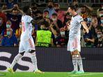pemain-depan-bayern-munich-robert-lewandowski-kanan-merayakan-golnya.jpg