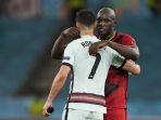 pemain-depan-belgia-romelu-lukaku-kanan-memeluk-pemain-depan-portugal-cristiano-ronaldo.jpg