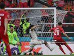 pemain-depan-denmark-yussuf-poulsen-kanan-menembak-untuk-mencetak-gol.jpg