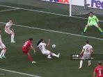 pemain-depan-denmark-yussuf-poulsen-ke-tiga-kiri-menembak-dan-mencetak-gol-pertama.jpg