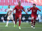 pemain-depan-denmark-yussuf-poulsen-tengah-merayakan-dengan-rekan-satu-tim.jpg