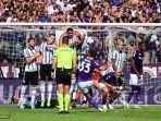 pemain-depan-fiorentina-italia-riccardo-sottil-depan-c-melakukan-tendangan-bebas.jpg