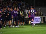 pemain-depan-fiorentina-italia-riccardo-sottil-kanan-merayakan-dengan-rekan-satu-timnya.jpg