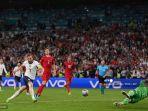 pemain-depan-harry-kane-kiri-menembak-dan-mencetak-gol-selama-pertandingan.jpg