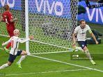 pemain-depan-inggris-harry-kane-kanan-melakukan-selebrasi-setelah-mencetak-gol-kedua.jpg
