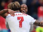pemain-depan-inggris-raheem-sterling-kanan-merayakan-mencetak-gol-pembuka-dengan-grealish.jpg