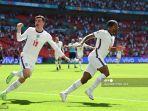 pemain-depan-inggris-raheem-sterling-kanan-merayakan-mencetak-gol.jpg