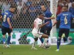 pemain-depan-inggris-raheem-sterling-kedua-dari-kiri-mengontrol-bola.jpg