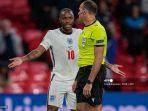 pemain-depan-inggris-raheem-sterling-kiri-berdebat-dengan-wasit-spanyol-antonio-miguel.jpg