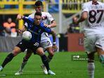 pemain-depan-inter-milan-lautaro-martinez-kiri-berduel-dengan-bek-salernitana.jpg