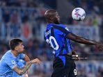 pemain-depan-inter-milan-romelu-lukaku-kanan-berebut-bola-dengan-gelandang-lazio.jpg