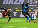 pemain-depan-inter-milan-romelu-lukaku-kanan-menembak-ke-gawang.jpg