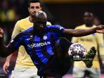pemain-depan-inter-milan-romelu-lukaku-menembak-untuk-membuka-skor.jpg