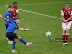 pemain-depan-italia-ciro-immobile-menembak-bola-selama-pertandingan-sepak-bola.jpg