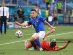 pemain-depan-italia-giacomo-raspadori-kiri-mengontrol-bola.jpg