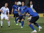 pemain-depan-italia-giacomo-raspadori-tengah-mengamati-bola.jpg