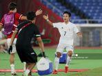 pemain-depan-jepang-takefusa-kubo-kanan-merayakan-dengan-rekan-satu-timnya.jpg