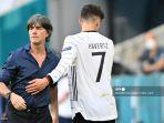 pemain-depan-jerman-kai-havertz-kanan-meninggalkan-lapangan.jpg
