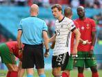 pemain-depan-jerman-thomas-mueller-tengah-berdebat-dengan-wasit-inggris-anthony-taylor.jpg
