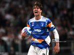 pemain-depan-juventus-asal-serbia-dusan-vlahovic-bergegas-dengan-bola-ke-titik-kick-off.jpg