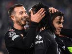 pemain-depan-juventus-italia-moise-kean-tengah-merayakan-dengan-bernardeschi.jpg