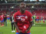 pemain-depan-kosta-rika-joel-campbell-merayakan-dengan-para-penggemar.jpg