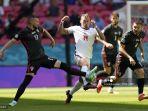 pemain-depan-kroasia-ante-rebic-kiri-memainkan-bola.jpg